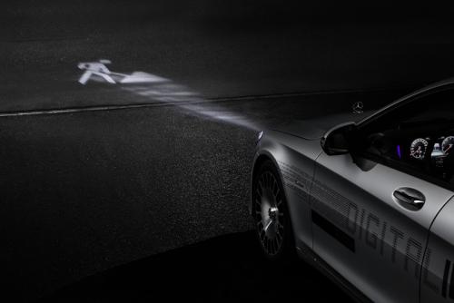 Weltpremiere in der Mercedes-Maybach S-Klasse: DIGITAL LIGHT: Das Licht der Zukunft kommt auf die Straße