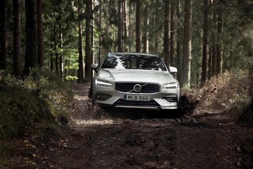 New Volvo V60 Cross Country exterior