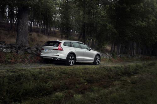 New Volvo V60 Cross Country exterior