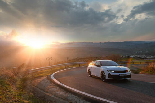 Opel_Astra_GSe_2023_1