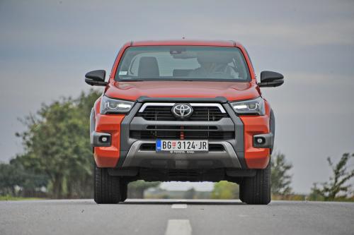 Test Toyta Hilux 2.8 Invincible Hybrid