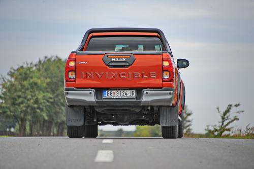 Test Toyta Hilux 2.8 Invincible Hybrid