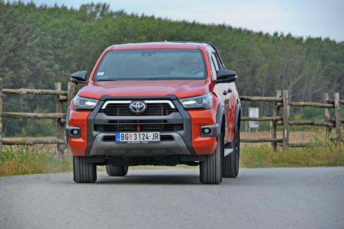 Test Toyta Hilux 2.8 Invincible Hybrid