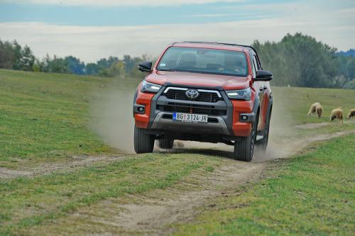 Test Toyta Hilux 2.8 Invincible Hybrid