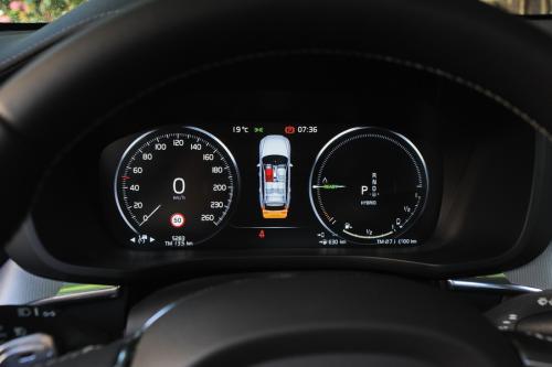 Volvo_XC60_T8_Recharge_013